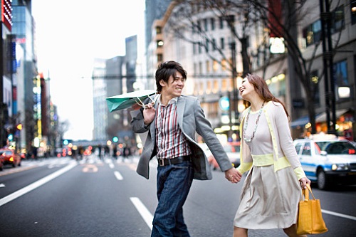 Two people are doing the shopping date in Ginza.